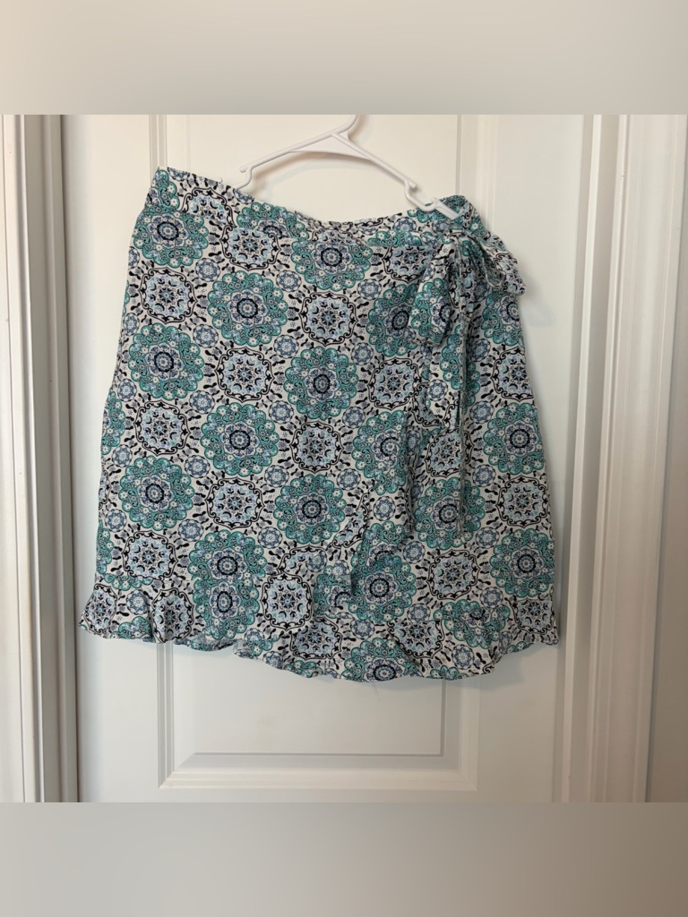 Loft 
Women's Teal Floral Wrap Skirt
Size 8